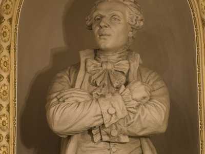 A essersi salvate dal rogo sono anche le statue a grandezza naturale dei quattro pi� grandi maestri della musica pugliese: De Giosa, Mercadante Paisiello e  Piccinni, create tutte da Duretti. Questa � quella di Piccinni